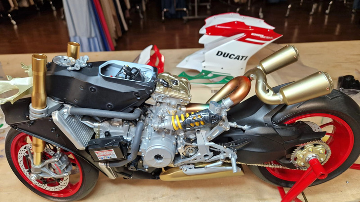 車両左側から。メーカーによると完成時の重量は5.5kg。