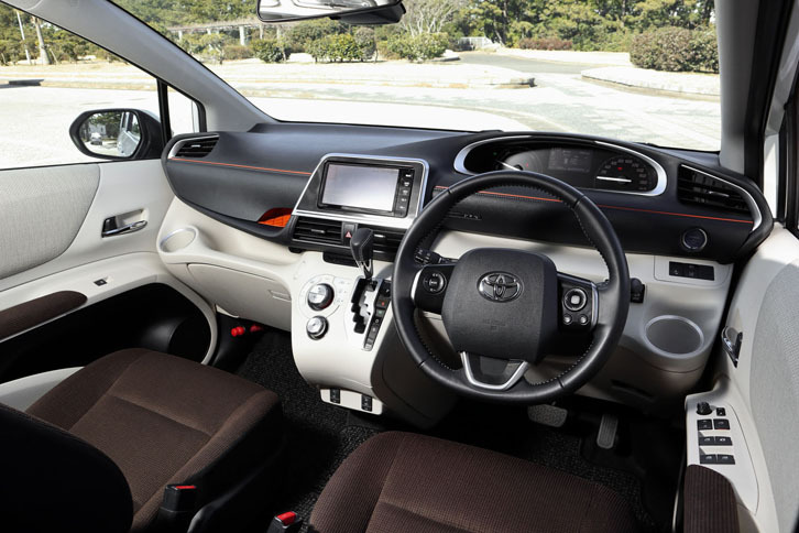 有機的な曲線を描く「シエンタ」のインテリア。写真は「フロマージュ」と名付けられたベージュ系のもので、ほかにブラックも用意される。