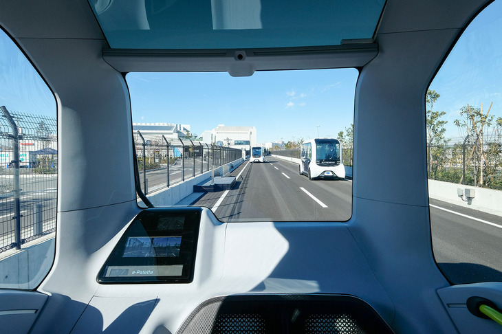 「トヨタe-palette」車内からの風景。同車は自動運転で走行できるが、マニュアル操作による加減速や停止にも対応している。
