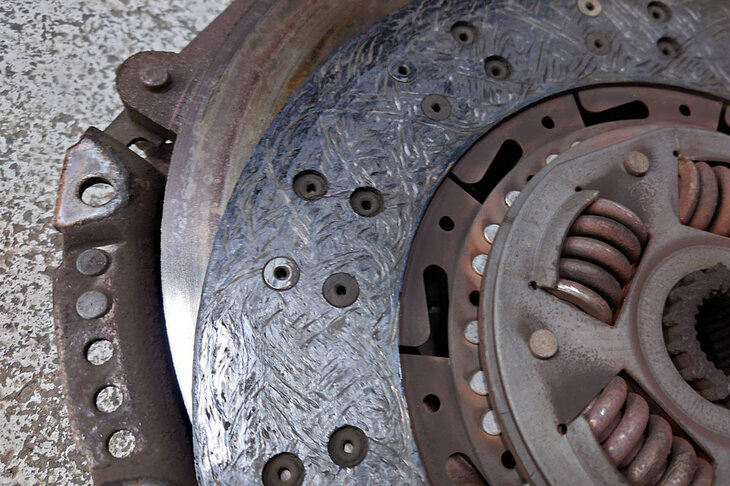 摩耗したクラッチプレートだが、よく見ると摩擦材を固定するビスに光る部分が……。摩擦材の消耗によって露出し、フライホイールとこすれたのだろう。クラッチは本当にギリギリだったようだ。