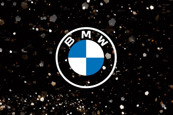 BMWもロゴデザインを変更した。写真では従来と同じ「白と青のコンビ柄に黒いふち」に見えるが、ふちの部分は透明で、背景（黒）と同色になっている。