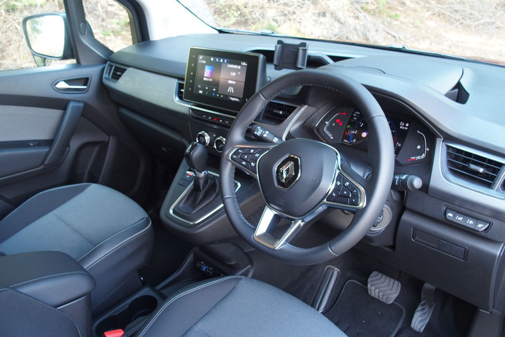 液晶メーターパネルや浮き出たように配置される大型のセンタースクリーンなどによってモダンに進化した新型「カングー」のインストゥルメントパネル。初見でも迷わず操作できるデザインや機能がうれしい。