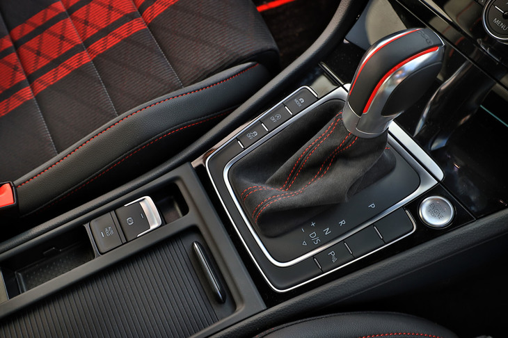 トランスミッションはベースとなった「ゴルフ」の「GTI」が6段DCTを採用するのに対し、「GTI TCR」ではエンジンのパワーアップに合わせて7段DCTが組み合わされている。