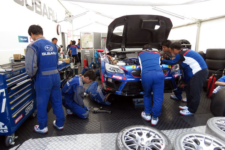 決勝前日、パドックのテントにて整備される「スバルWRX STI」。