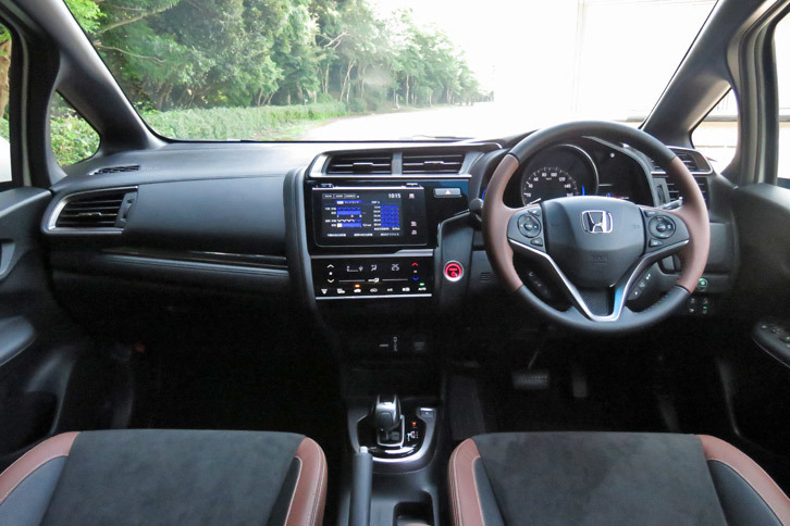 ホンダ・フィット ハイブリッドL Honda SENSING（インストゥルメントパネルまわり）