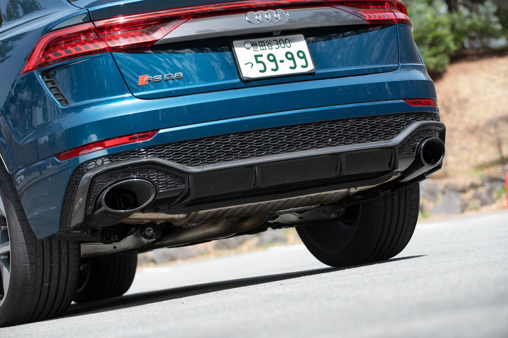 刺激的なサウンドを奏でる、オプションの「RSスポーツエキゾーストシステム」。グロスブラックのテールパイプにより、視覚的にも一目でそれとわかる。