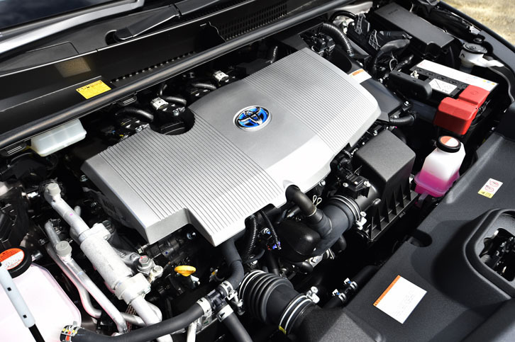 「プリウスPHV」のパワーユニット。「プリウス」のものと同じ1.8リッターのガソリンエンジンに、電気モーターが組み合わされる。