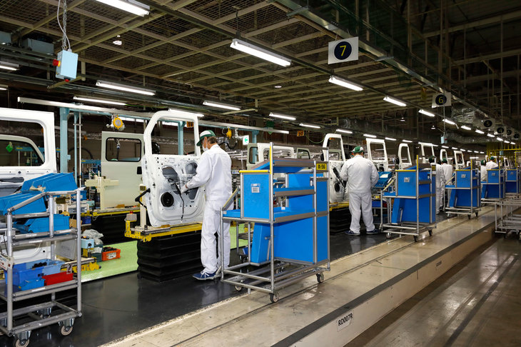 ドアに各部品を取り付けるドアサブラインの様子。ひとつのモジュールに使う部品をひとつの台車にそろえて運ぶ、新しい部品供給システムが導入されている。