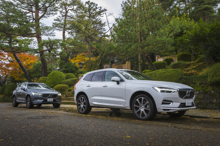 プラグインハイブリッド車の「XC60 T8 Twin Engine AWDインスクリプション」（写真右）と、ガソリンエンジン車「XC60 T5 AWDインスクリプション」（同左）。