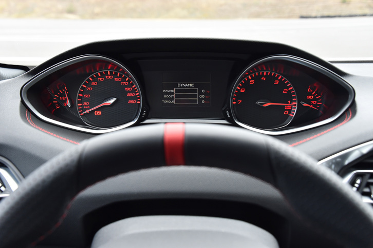 スポーツモードを選択するとメーターの表示が赤に切り替わるほか、マルチインフォメーションディスプレイにエンジンのパワーやトルク、ターボブースト、前後左右にかかるGの数値などが表示される。