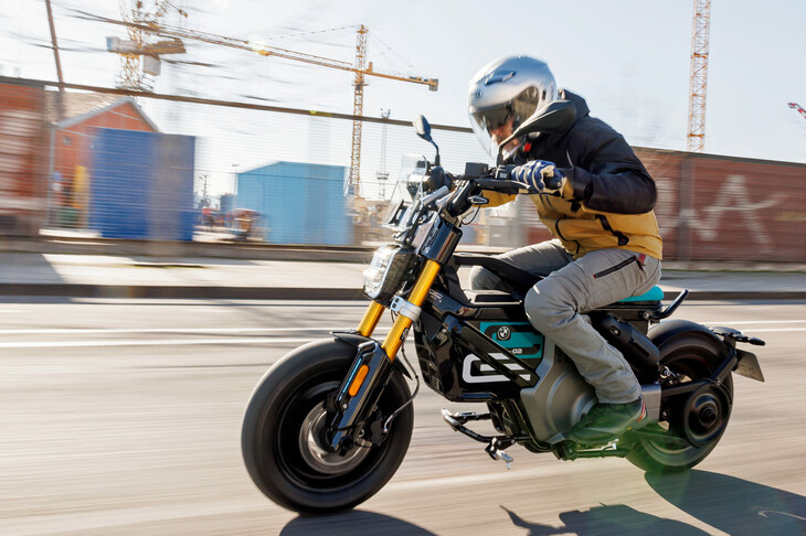 気分が乗ってきたら、リアステップに足を乗せて前のめりに「CE 02」を走らせてもいい。実際、0-50km/h加速は3秒と実は俊足なのだ。