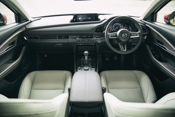 流麗なラインでデザインされたインテリア。ドライバーが自然なポジションで運転できることにも並々ならぬこだわりがみられる。