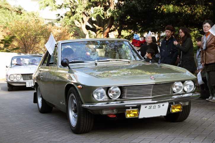 閉会式の後、参加車両は構内をパレードしながら退場する。これは「足立 5」のシングルナンバーを付けた初代「日産シルビア」。