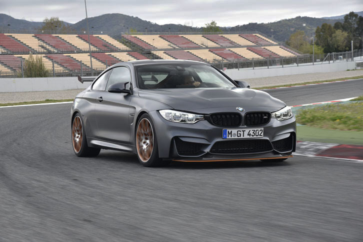 レフトハンダーを行く「M4 GTS」。