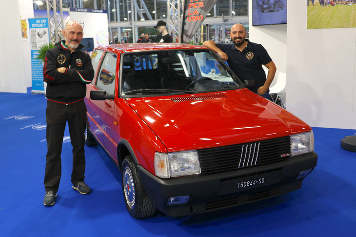 「フィアット・ウーノ ターボ クラブ」で、役員のアンドレア・ボネッティ氏（写真向かって左）とマルコ・ボニャンニ会長（同右）。