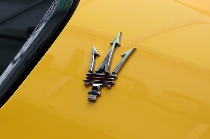 マセラティ・グレカーレ（Cピラー部のエンブレム）