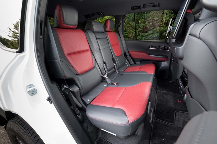 リアシートにもヒーターとベンチレーション機能が標準装備となる。ディーゼルモデルは2列5人乗り仕様のみ。