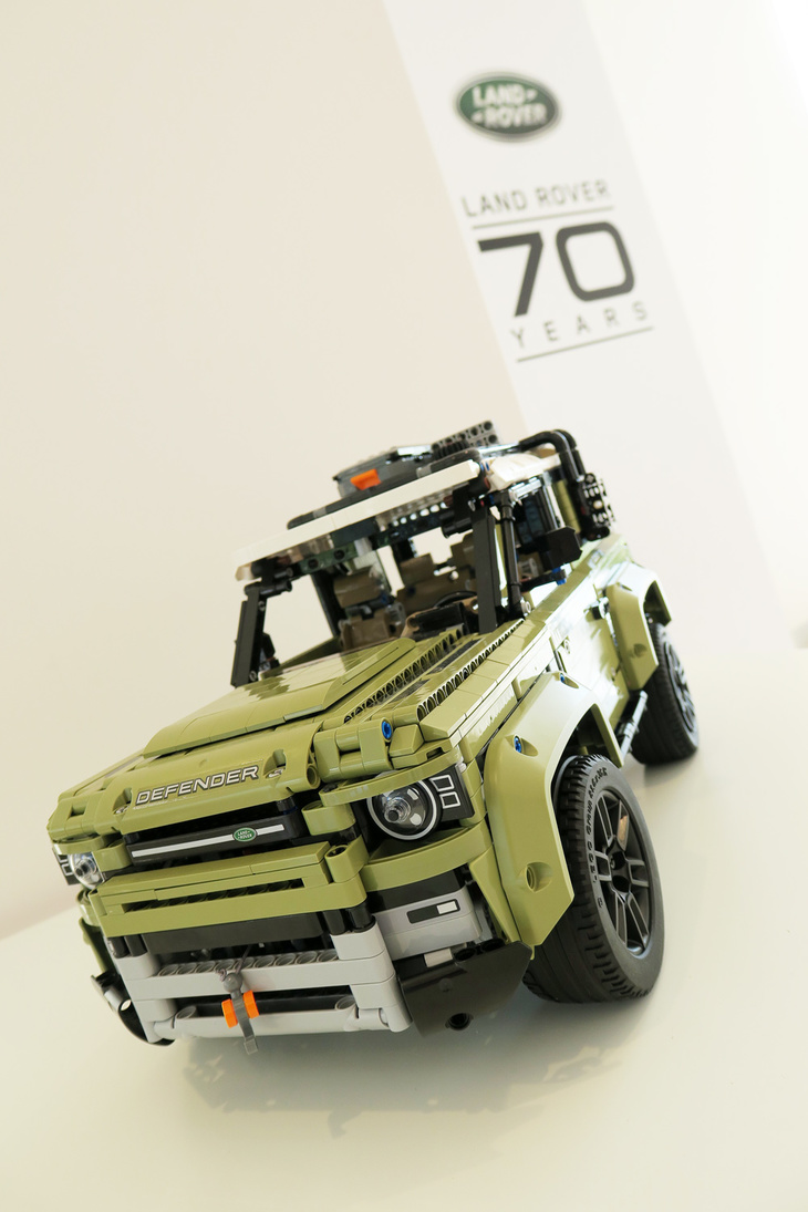 ラグビープレーヤーでランドローバーのブランドアンバサダーを務める田村 優選手の製作した、レゴブロックの「ディフェンダー90」。