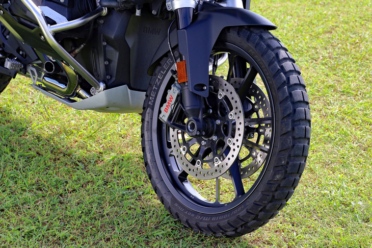 試乗車の仕様は「GSトロフィー」で、足元には鍛造エンデューロホイールを装備。タイヤにはトレイルに好適な「メッツラー・カルー4」が組み合わされていた。