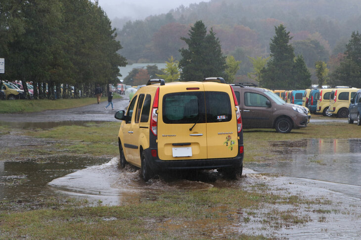 降雨量の多さから、駐車スペースには大きな水たまりも出現。特にトラブルはなかったが、クツの浸水に困った人は多かったようだ。