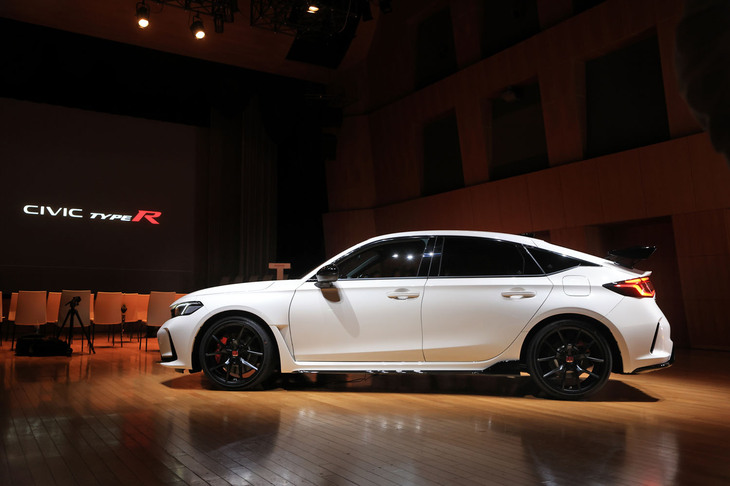 昨今は、スポーツグレードのために専用のボディーを仕立てるモデルもあるが、「シビック タイプR」は標準モデルの5ドアハッチバックをベースに開発された。