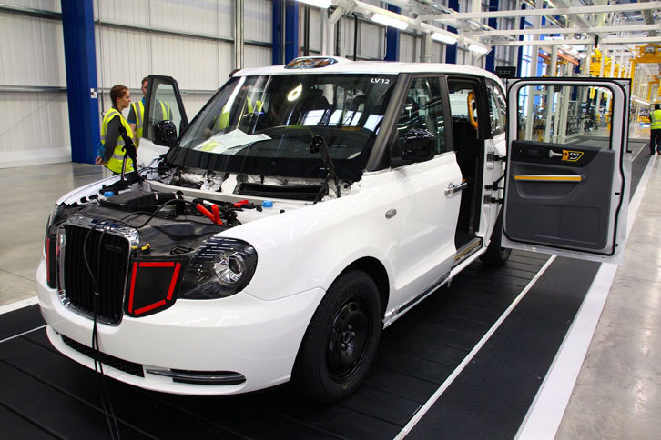 生産ラインを流れる新型ロンドンタクシー。価格は高額だが、電動パワートレイン搭載車ならではの維持費の安さが売りだ。