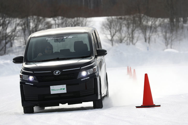 パイロンスラロームをこなす「トヨタ・ヴォクシー」（4WD）。こちらの車両は新型の「ウィンタートランパスTX」を履いている。