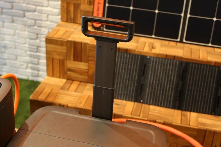 AC出力3000Wを誇る「ポータブル電源2000 Plus」の重量は27.9kg。持ち運びを容易にする収納式ハンドル（写真）やホイールが備わる。