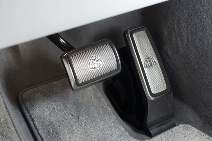 アクセルとブレーキのペダルにもエンブレムが刻まれる。試乗する立場としては踏みつけるのが少しためらわれるところ。