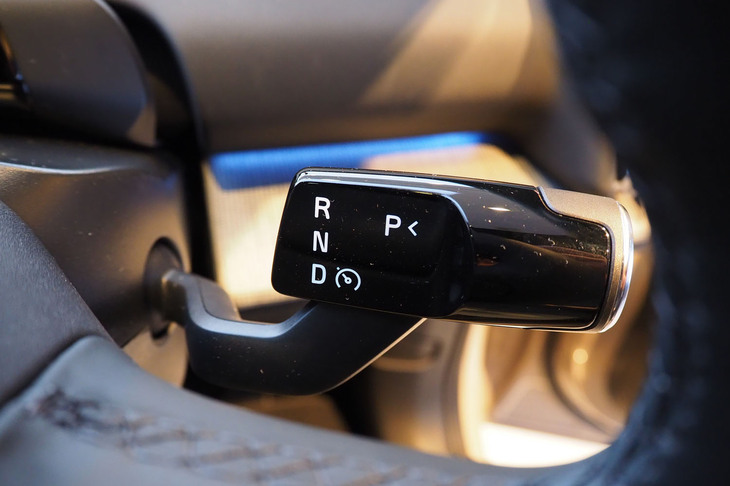 ボルボEX30クロスカントリー（用品装着車のシフトセレクター）