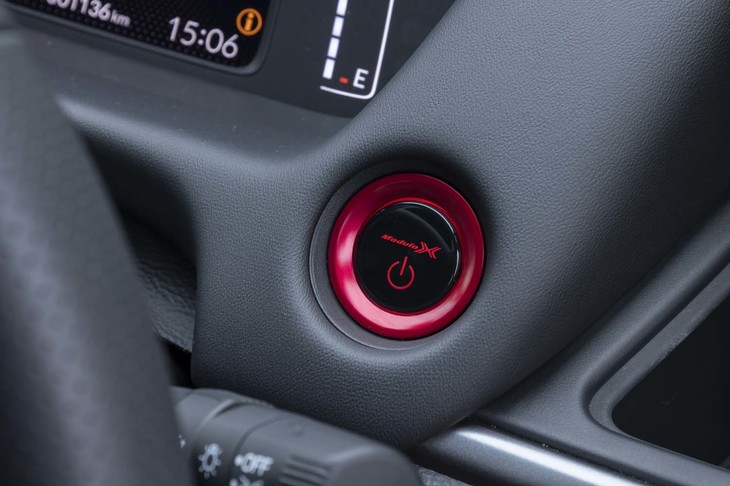 「ボルドーレッド」のリングに囲まれた専用パワースイッチを装備。「Modulo X」ロゴは点滅する仕掛け。