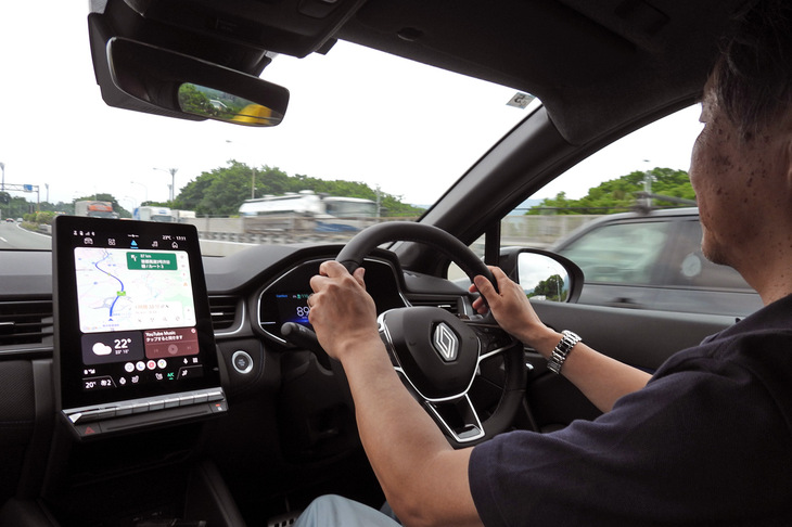 「キャプチャー」のハンドルを握る、モータージャーナリストの森口将之さん。日仏メディア交流協会の会員も務めるフランス通の氏のリポートも、乞うご期待！