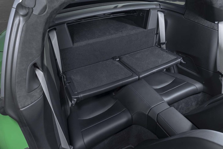 リアシートの背もたれを倒すことで棚板として使えるようになっている。