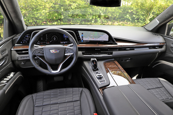 各所に本物のウッドとセミアニリンレザーが用いられたインテリア。インストゥルメントパネルまわりでは、4Kテレビの2倍の高精細度を実現したという湾曲型OLEDディスプレイが特徴となっている。