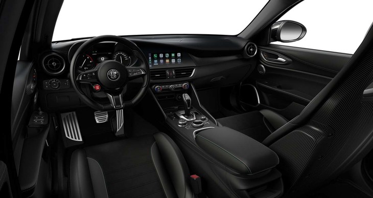 「ジュリア2.9 V6バイターボ クアドリフォリオ」のインテリア。