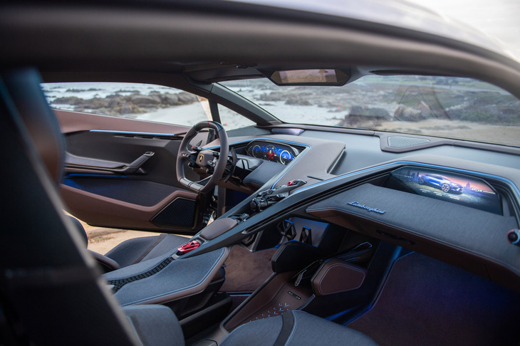 2枚のディスプレイとフライングバットレス型のセンターコンソールが目を引くインストゥルメントパネルまわり。GTカーだけに、車内空間はゆったりとしている。