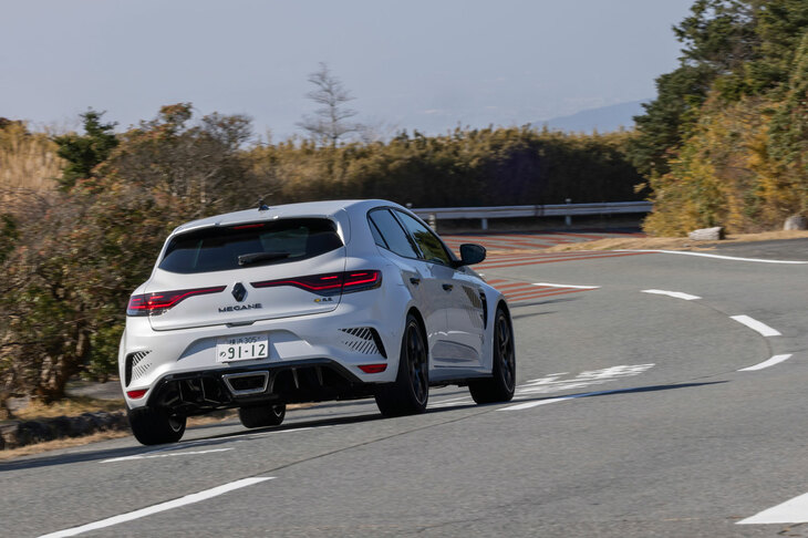 足まわりに対するこだわりはR.S.の伝統でもあった。本文で紹介される技術のほかにも、前輪にはタイヤ接地面の中心に荷重をかける「DASS（ダブルアクシスストラットサスペンション）」を採用。高いパワーを確実に路面に伝えるトラクション性能を実現していた。