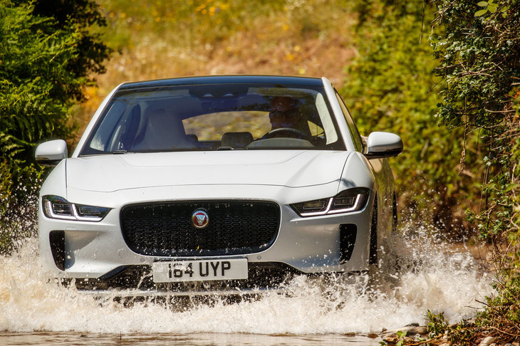 今回の試乗では、フロアレベルよりも水深のある水場を渡る場面も。「Iペース」はそれらを難なくこなしてみせた。