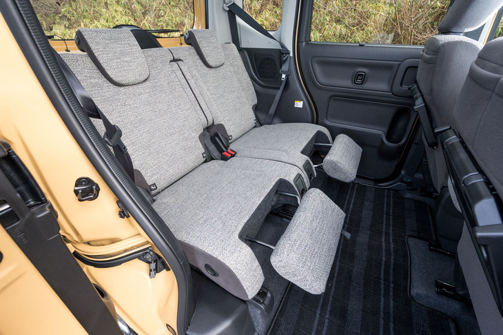 フラップを引き出してオットマンのようにも使える。