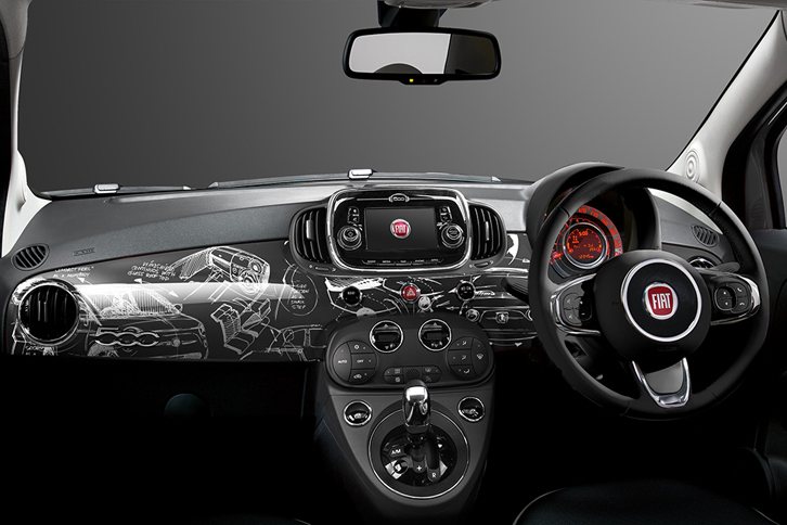 ダッシュボードは、「フィアット500」に関連するラフスケッチの柄でドレスアップされている。