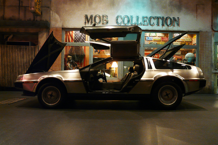 「デロリアンDMC-12」の大きな特徴である、ステンレス製のボディーとガルウイングドア。