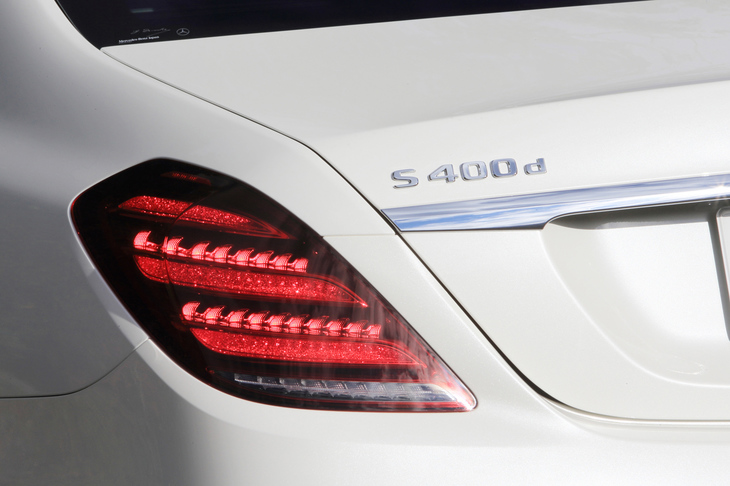 「S400d」にはFR車と4WD車が用意されるほか、ボディーの全長およびホイールベースを13cm延長して後席の居住性を高めた「ロング」が設定されている。