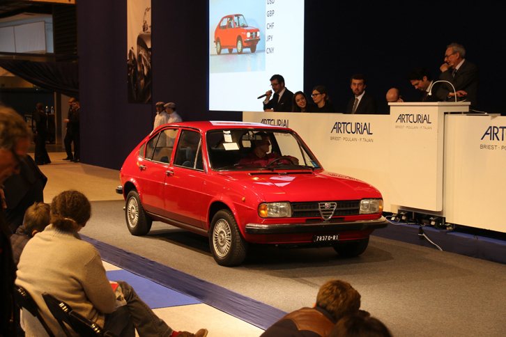 南部ポミリアーノ・ダルコ工場で生産された「アルファ・ロメオ・アルファスッド」。写真は、2014年パリで開催されたアルファ専門オークションにて。