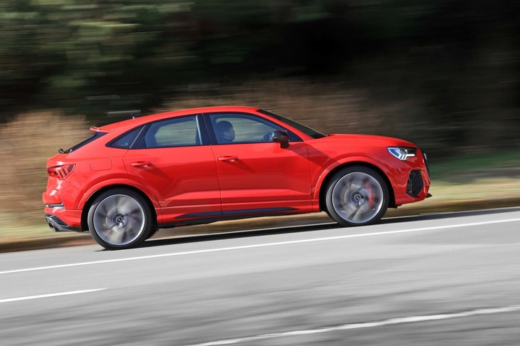 標準装備の「RSスポーツサスペンション」によってノーマルの「Q3スポーツバック」よりも車高が10mm低くなっている（1555mm）。試乗車はさらにオプションの「RSダンピングコントロールサスペンション」を装備していた。