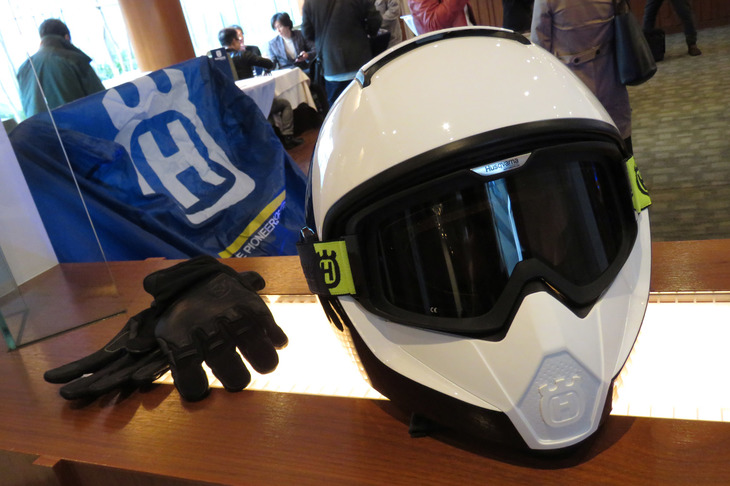 会場に飾られていたオリジナルのヘルメット。