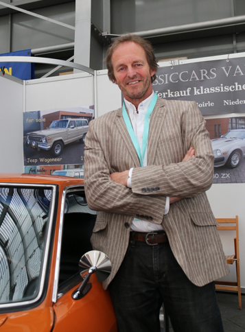 「ダットサンZ」に強いヒストリックカー専門ショップを営む、オランダ人のショシュ・ファン・ド・ワオさん。