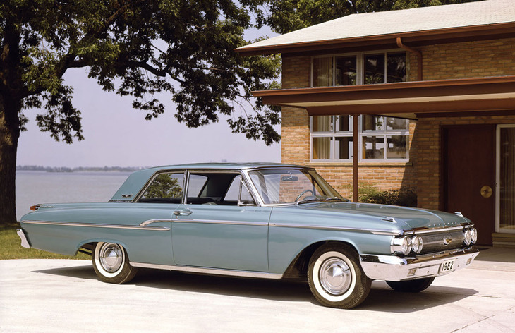 1962年「マーキュリー・モントレー2ドアセダン」。フォードとリンカーンの間に位置する上級ブランドであるマーキュリーのフルサイズにも、1966年までは2ドアセダンが存在していた。