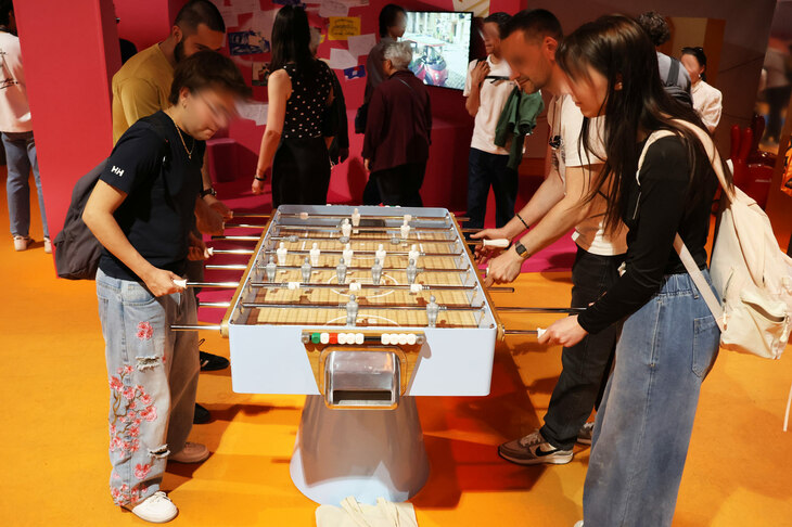 「CIAO FUTURO!」の会場にはテーブルサッカーゲームも。フィアットが若者に支持されるブランドであり続けようという努力とみた。