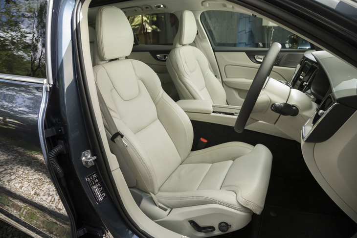 上級グレード「インスクリプション」の前席。表皮はパーフォレーテッド・ナッパレザーで、シートヒーターやベンチレーション、マッサージ機能などが備わる。