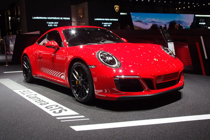 こちらもジュネーブショー2017に展示された「911カレラGTS」。「911カレラ」比で80psアップの、最高出力450psを誇る。